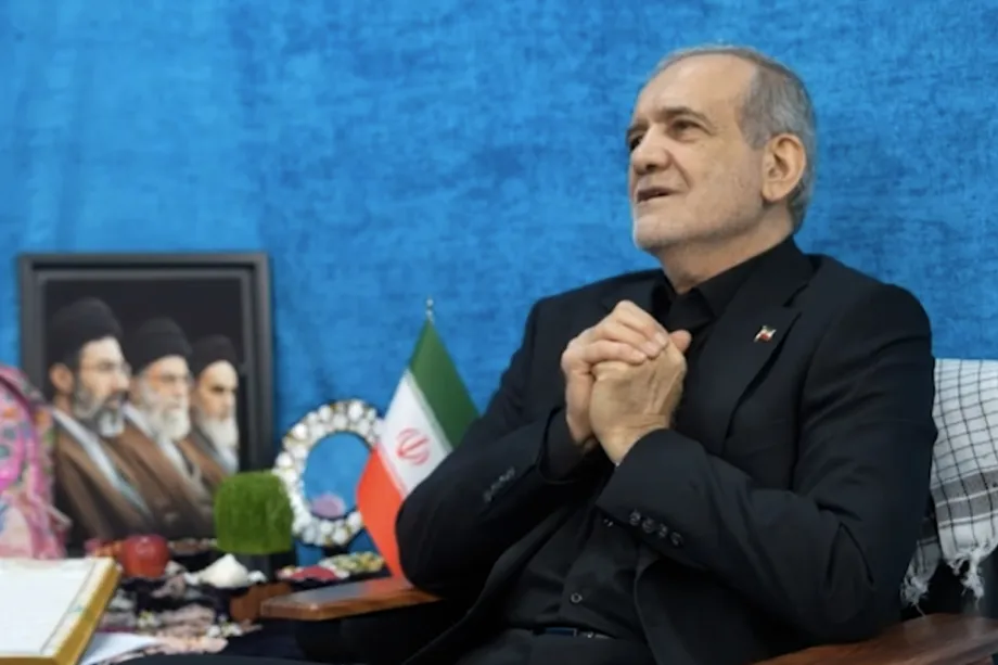 Uma captura de tela mostra a mensagem em vídeo do presidente iraniano Masoud Pezeshkian sobre o Nowruz em 20 de março de 2026 no Irã. [Vídeo da AA - Agência Anadolu]