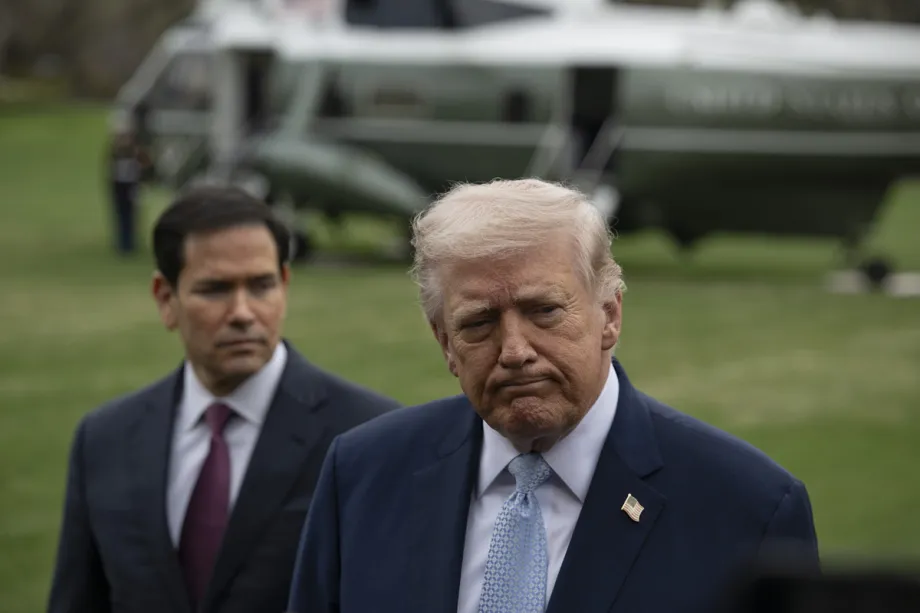 O presidente dos Estados Unidos, Donald Trump (à direita), fala com a imprensa antes de deixar a Casa Branca rumo a Miami, Flórida, em 20 de março de 2026, em Washington, D.C. [Celal Güneş - Agência Anadolu]