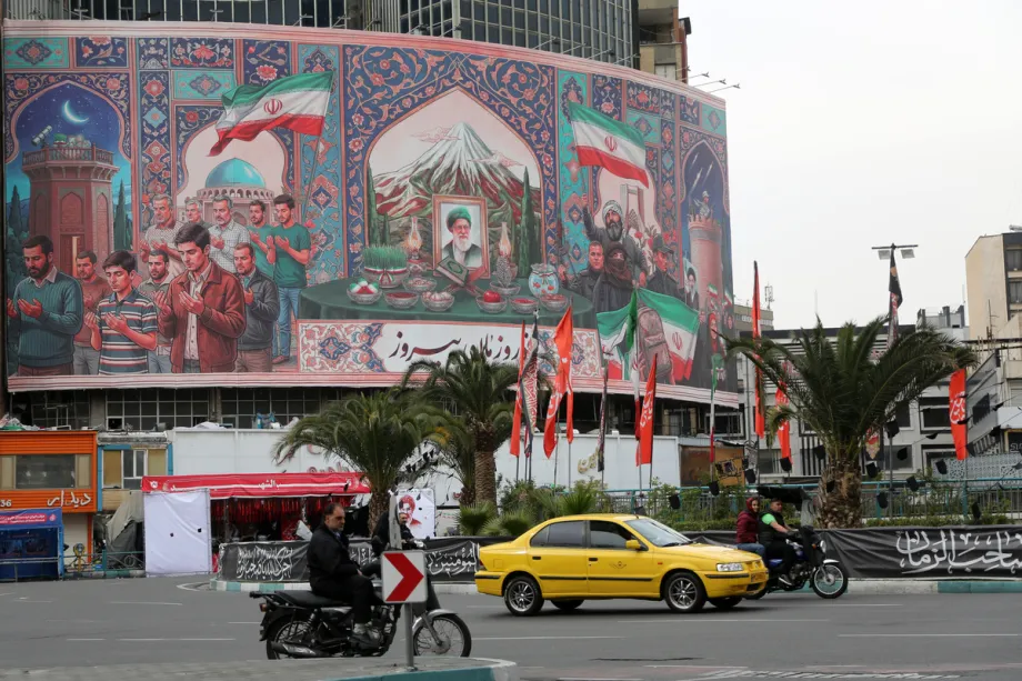 Uma visão geral dos grandes banners colocados no centro da cidade, que também apresentam um retrato do líder iraniano, o aiatolá Ali Khamenei, morto nos ataques, enquanto a vida cotidiana continua, vinte e três dias após o início dos ataques dos EUA e de Israel contra o Irã em 28 de fevereiro, em Teerã, Irã, em 22 de março de 2026. [Fatemeh Bahrami - Agência Anadolu]