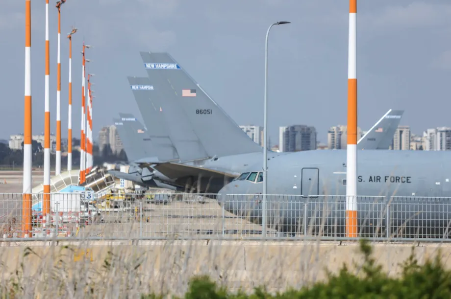 Aeronave militar dos EUA no Aeroporto Ben Gurion, no contexto de ataques ao Irã, em Tel Aviv, em 22 de março de 2026 [Nir Keidar/Agência Anadolu]