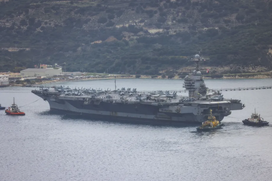Uma vista do porta-aviões americano USS Gerald R. Ford em uma base da Marinha dos EUA na Baía de Souda, Creta, onde passará por reparos em 23 de março de 2026. [Stefanos Rapanis - Agência Anadolu]