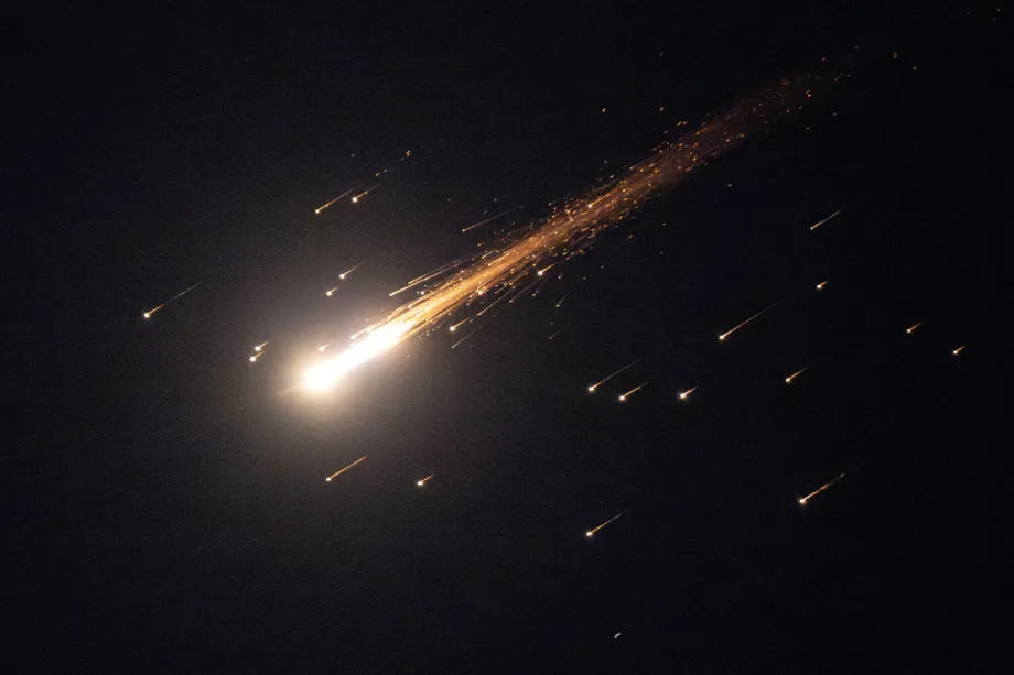 Mísseis lançados pelo Irã em retaliação a ataques dos EUA e de Israel são vistos sobrevoando Jerusalém, em 24 de março de 2026. [Mostafa Alkharouf - Agência Anadolu]