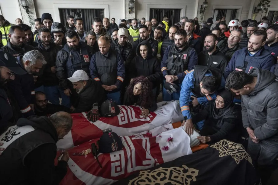 Funeral aos trabalhadores de saúde Ali Jaber e Joud Sulelman, mortos por um ataque
israelense a Haruf, no sul do Líbano, em 25 de março de 2026 [Murat Sengül/Agência Anadolu]