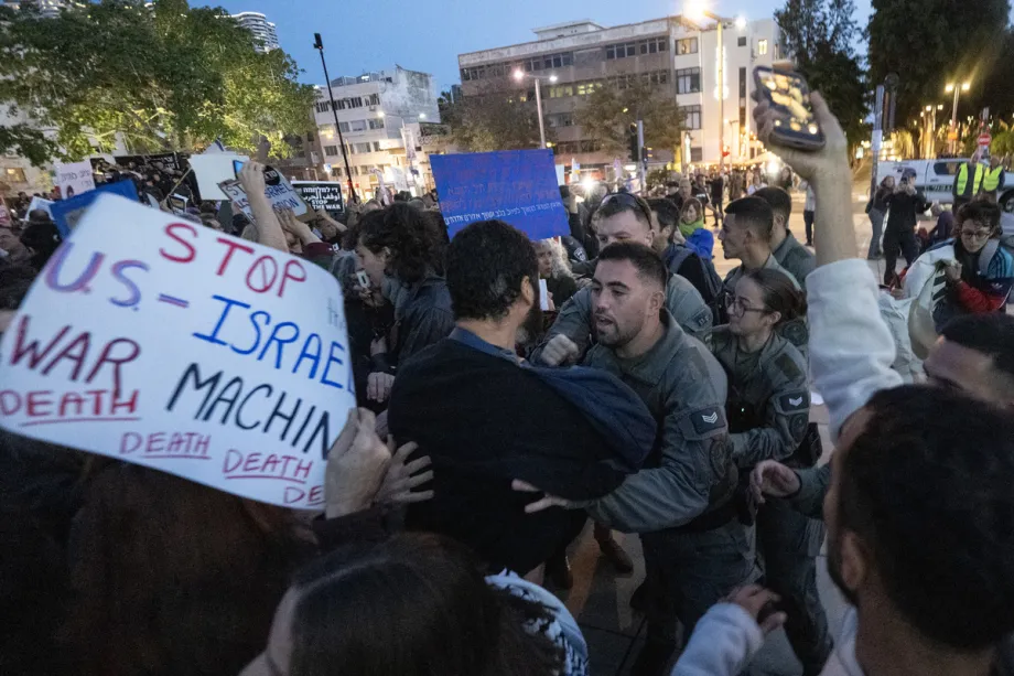 Centenas de israelenses se reuniram na Praça Habima para um protesto contra a guerra, atendendo a convocações de organizações da sociedade civil em Tel Aviv, Israel, em 28 de março de 2026. [Mostafa Alkharouf – Agência Anadolu]