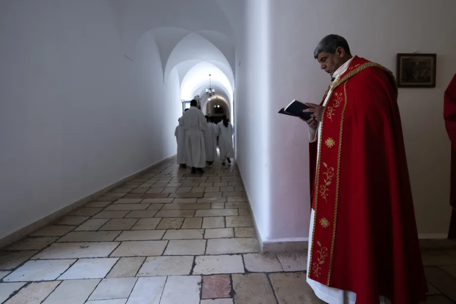 Cristãos participam da missa no Mosteiro de São Salvador para celebrar o Domingo de Ramos, uma das festas mais importantes do mundo cristão, conhecida como a memória da entrada triunfal de Cristo em Jerusalém Oriental, em 29 de março de 2026. [Mostafa Alkharouf - Agência Anadolu]