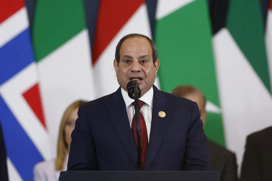 O presidente do Egito, Abdel Fattah al-Sisi, faz uma declaração durante uma cúpula sobre Gaza em Sharm el-Sheikh em 13 de outubro de 2025. [Yoan Valat / POOL / AFP via Getty Images]