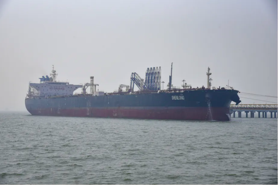 O petroleiro Suezmax Shenlong, com bandeira da Libéria e carregado com petróleo bruto, está entre os primeiros navios a chegar à Índia após a crise no Oriente Médio. Ele é visto no Porto de Mumbai, na Índia, em 12 de março de 2026, após navegar pelo Estreito de Ormuz vindo do porto saudita de Ras Tanura. [İmtiyaz Shaikh - Agência Anadolu]