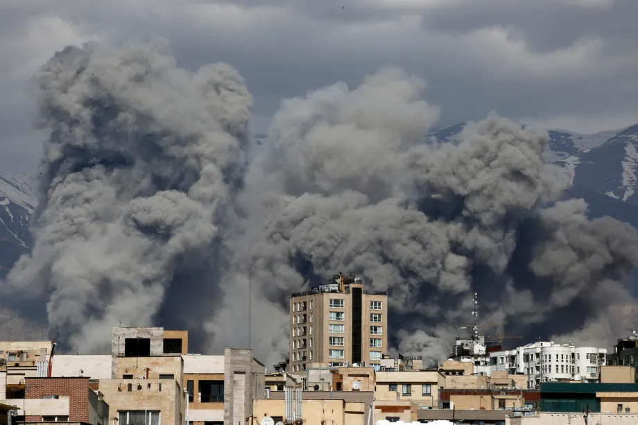 Fumaça sobe da área após ataques, enquanto uma série de explosões são ouvidas em Teerã, Irã, em 1º de março de 2026. [Fatemeh Bahrami – Agência Anadolu]