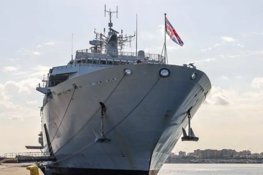 Navio de guerra britânico HMS Albion em Trípoli, Líbia [@MFetouri/Twitter]