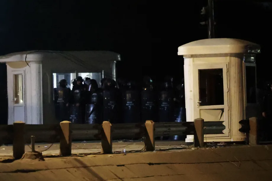 Forças de segurança iraquianas tomam medidas de segurança contra manifestantes que protestam contra o assassinato do Líder Supremo do Irã, o Aiatolá Ali Khamene, e tentam entrar na Zona Verde, onde está localizada a Embaixada dos EUA em Bagdá, Iraque, em 1º de março de 2026. [Murtadha Al-Sudani – Agência Anadolu]