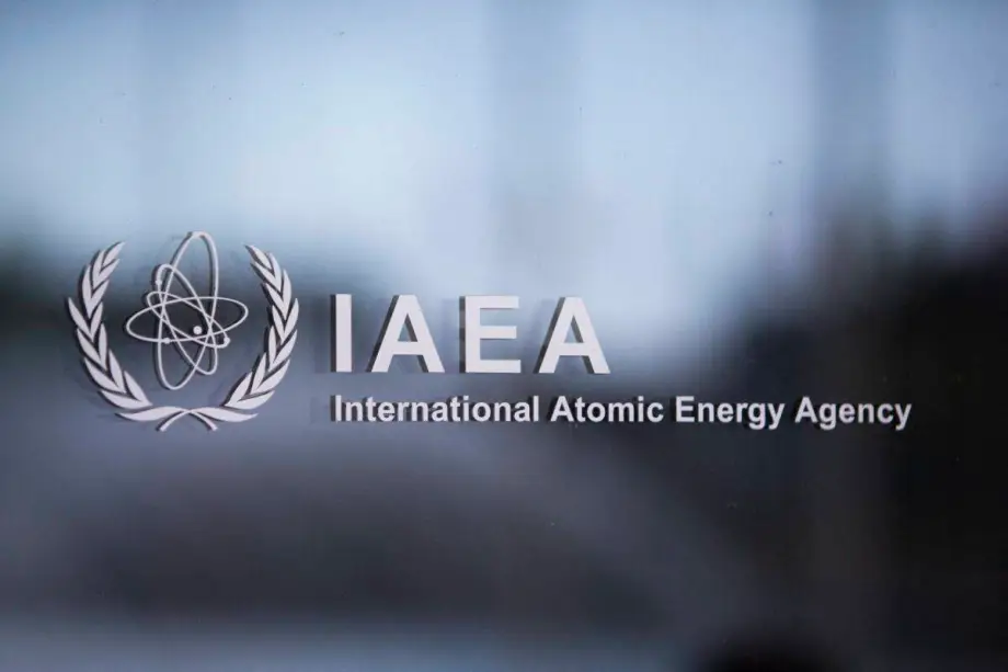 O logotipo da Agência Internacional de Energia Atômica (AIEA) é exibido em uma porta de vidro no prédio da AIEA durante uma reunião do Conselho de Governadores da agência na sede da agência em Viena, Áustria, em 11 de setembro de 2023 [HALADA/AFP via Getty Images]