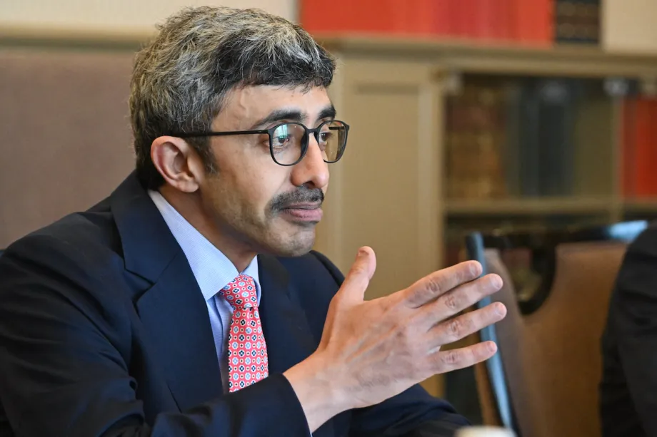 O Ministro das Relações Exteriores dos Emirados Árabes Unidos, Abdullah bin Zayed Al Nahyan, participa de uma reunião com o Ministro das Relações Exteriores e Comércio da Hungria em Budapeste, em 2 de abril de 2024. [Attila KISBENEDEK / AFP/ Getty Images]