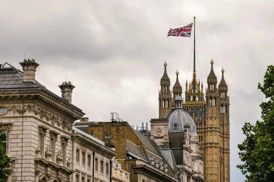 A bandeira do Reino Unido hasteada no Parlamento Britânico em Londres, Reino Unido, na sexta-feira, 5 de julho de 2024. [Fotógrafo: Jose Sarmento Matos/Bloomberg via Getty Images]