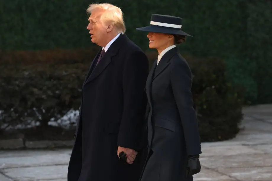 Melania Trump e o presidente eleito dos EUA, Donald Trump, deixam a Igreja de St. John após a cerimônia de posse em 20 de janeiro de 2025, em Washington, DC. [Scott Olson/Getty Images]