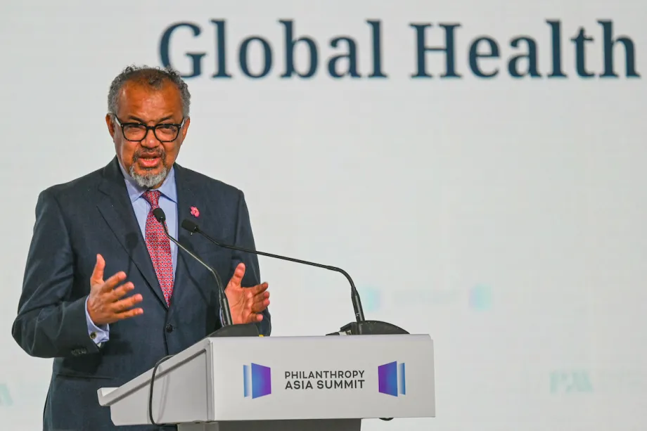 O Diretor-Geral da Organização Mundial da Saúde (OMS), Tedros Adhanom Ghebreyesus, discursa durante a Cúpula de Filantropia da Ásia em Singapura, em 5 de maio de 2025. [Roslan RAHMAN / AFP / Getty Images]