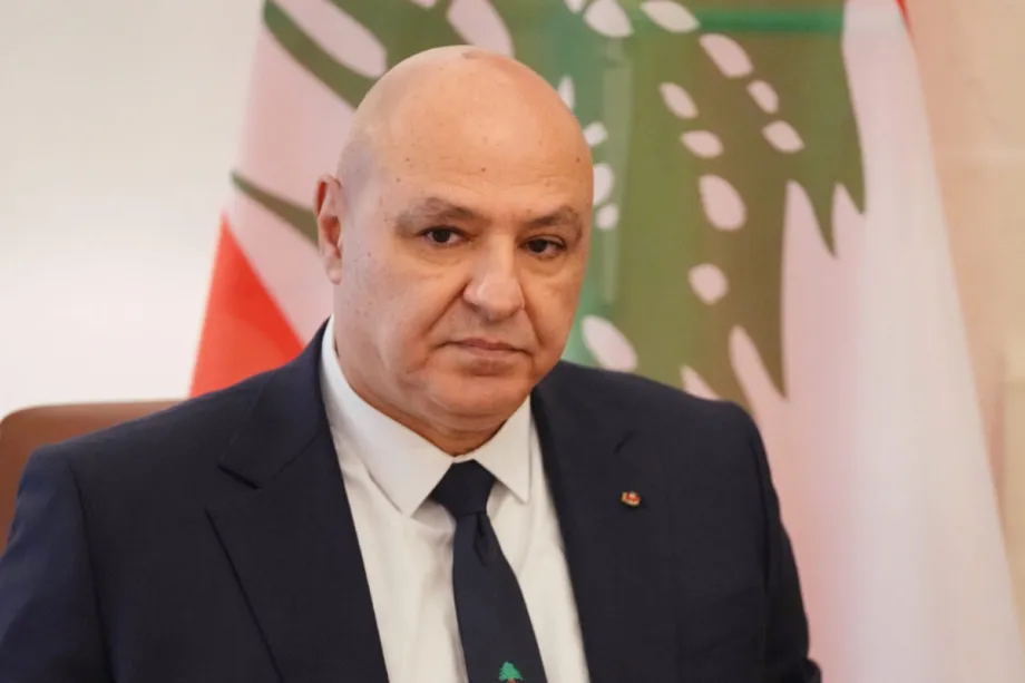 O presidente do Líbano, Joseph Aoun, é fotografado durante uma reunião com seu homólogo cipriota, Nikos Christodoulides, no palácio presidencial em Nicósia, durante sua primeira visita oficial à ilha do Mediterrâneo Oriental, em 9 de julho de 2025. [PETROS KARADJIAS/POOL/AFP via Getty Images]