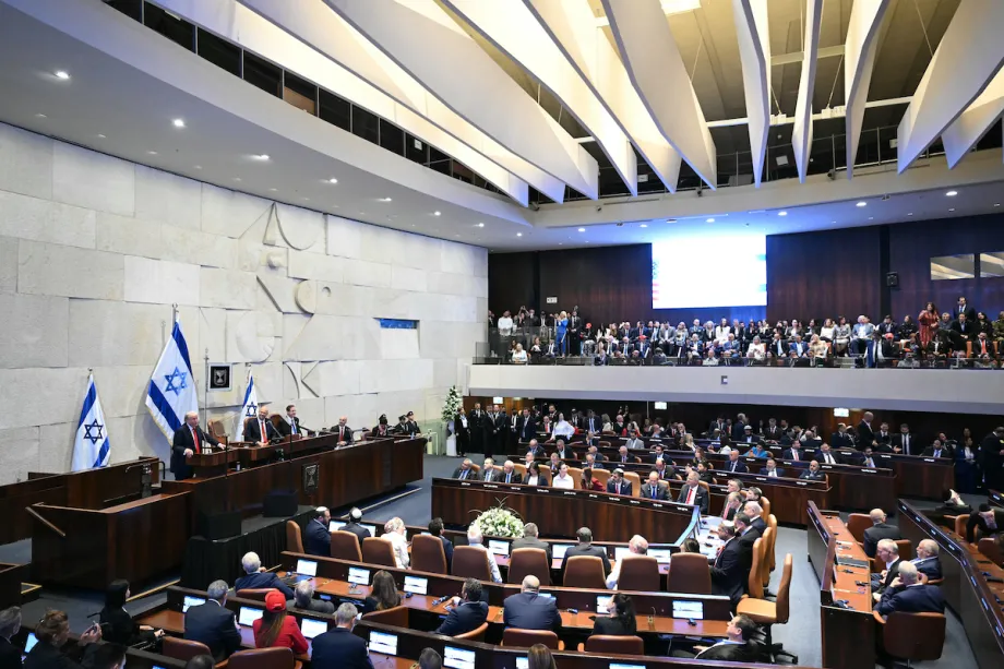 Knesset israelense em Jerusalém em 13 de outubro de 2025 [Foto de Saul Loeb – Pool/Getty Images]