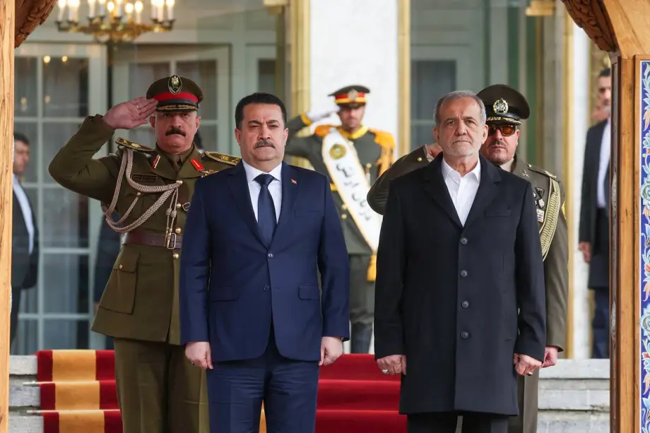 O primeiro-ministro iraquiano, Mohammed Shia al-Sudani (E), é recebido pelo presidente iraniano, Masoud Pezeshkian (D), em uma cerimônia oficial no Complexo Sa'dabad, em Teerã, Irã, em 8 de janeiro de 2025. [Presidência Iraniana / Divulgação - Agência Anadolu]