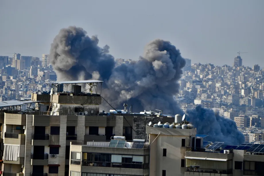 Fumaça sobe entre os prédios residenciais após o ataque israelense à região de Dahieh, em Beirute, Líbano, em 10 de março de 2026. [Houssam Shbaro - Agência Anadolu]