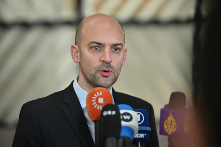 Jean-Noël Barrot, Ministro francês para a Europa e Assuntos Exteriores, fala à imprensa antes da Reunião de Ministros das Relações Exteriores da UE em Bruxelas, Bélgica, para discutir Ucrânia, África e Oriente Médio em 29 de janeiro de 2026. [Dursun Aydemir - Agência Anadolu]