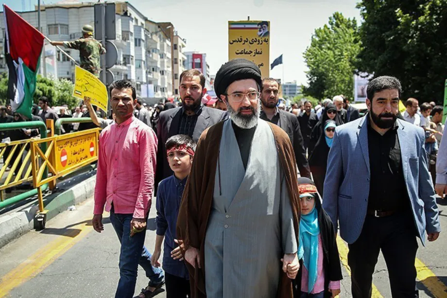 Mojtaba Khamenei, o segundo filho do falecido Líder Supremo do Irã, o aiatolá Ali Khamenei. [por Tasnim News Agency/wikipedia]
