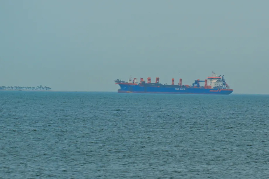 Navios comerciais ancoram na costa dos Emirados Árabes Unidos devido a interrupções na navegação no Estreito de Ormuz, Dubai, em 2 de março de 2026. [Stringer – Agência Anadolu]