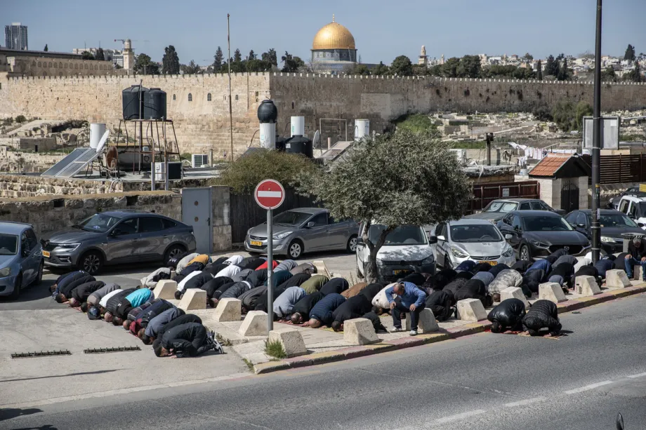 Com Al Aqsa fechada, palestinos realizam a terceira oração de sexta-feira do Ramadã nas ruas de Jerusalém em 6 de março de 2026. [Mostafa Alkharouf - Agência Anadolu]
