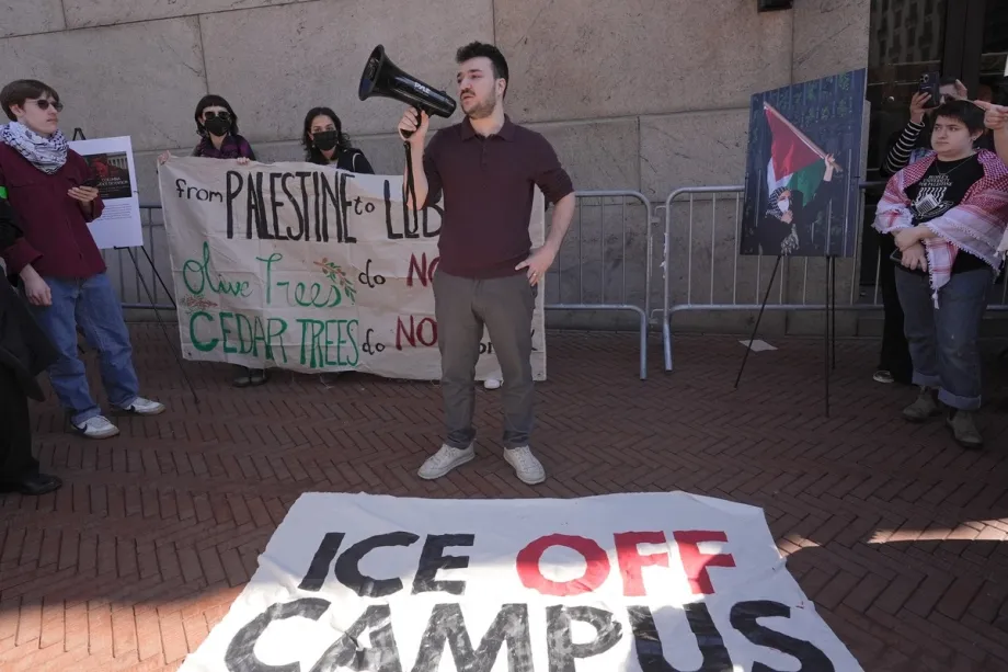 Estudantes, professores e apoiadores da Universidade Columbia se reúnem em frente aos portões da instituição para protestar em apoio a Mahmoud Khalil, Leqaa Kordia e aos inúmeros outros membros da comunidade que foram detidos ilegalmente pelo ICE, muitas vezes com o apoio da administração da Columbia, na cidade de Nova York, Estados Unidos, em 9 de março de 2026. [Selçuk Acar - Agência Anadolu]