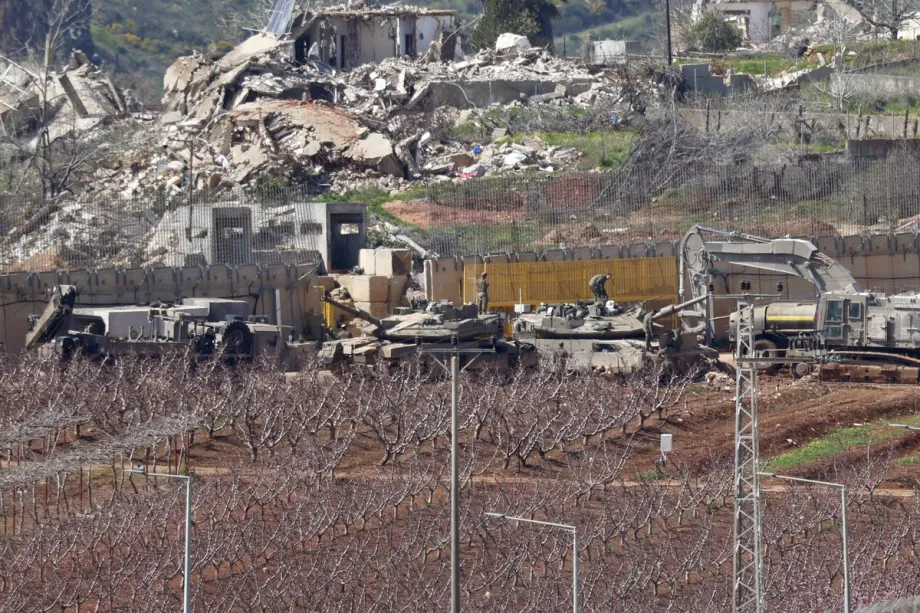 Tanques israelenses posicionados ao longo da fronteira entre Israel e Líbano, em 6 de março de 2026. [Saeed Qaq – Agência Anadolu]