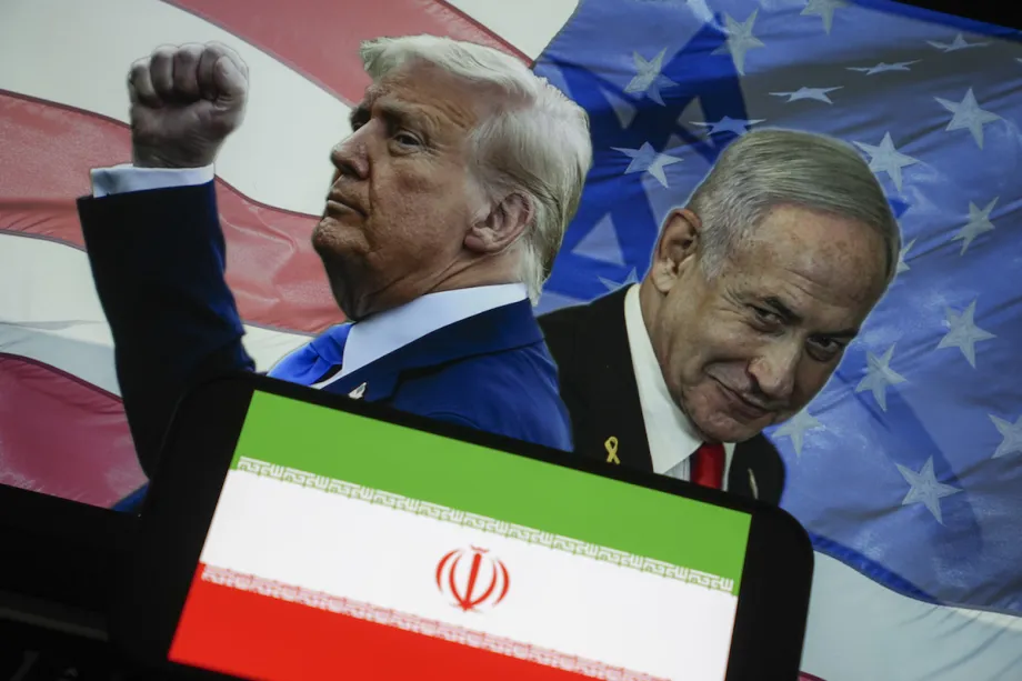 Nesta foto-ilustração, o presidente dos EUA, Donald Trump, e o primeiro-ministro israelense, Benjamin Netanyahu, aparecem atrás da bandeira iraniana, com todos os seus rostos exibidos em telas, em Ancara, Turquia, em 24 de junho de 2025. [Dilara İrem Sancar – Agência Anadolu]