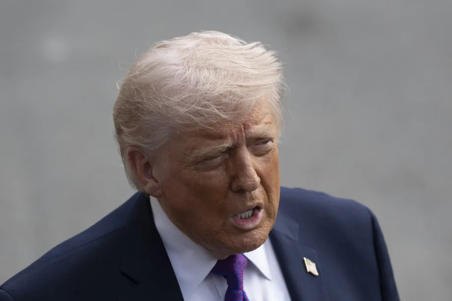 O presidente dos Estados Unidos, Donald Trump, é visto durante sua saída da Casa Branca a caminho de Hebron, Kentucky, em 11 de março de 2026, em Washington D.C., Estados Unidos. [Celal Güneş – Agência Anadolu]