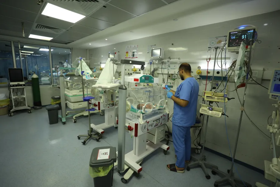 Bebês prematuros lutam para sobreviver em condições difíceis devido ao fornecimento limitado de combustível e à escassez de suprimentos médicos na unidade neonatal do Hospital Al-Hulwa, na Cidade de Gaza, Gaza, em 5 de março de 2026. [Khames Alrefi - Agência Anadolu]