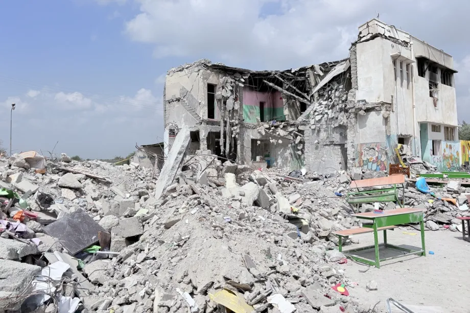 Escola de meninas do Irã destruída por Israel, deixando mais de uma centena de crianças mortas