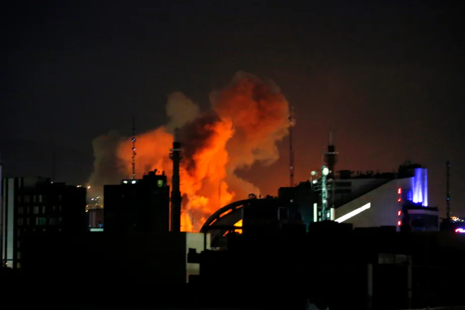 Fumaça sobe após explosões atingirem várias áreas de Teerã, após o anúncio de Israel sobre novos ataques ao Irã, em 1º de março de 2026. [Fatemeh Bahrami - Agência Anadolu]