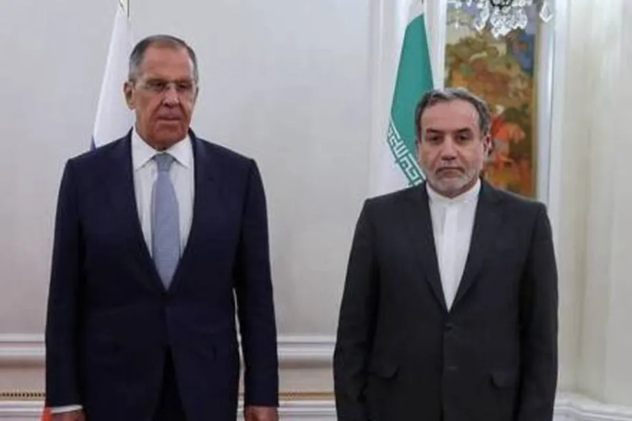 O Ministro das Relações Exteriores do Irã, Abbas Araghchi (D), e o Ministro das Relações Exteriores da Rússia, Sergey Lavrov (E), em Nova York, Estados Unidos, em 27 de setembro de 2024. [Arda Küçükkaya - Agência Anadolu]