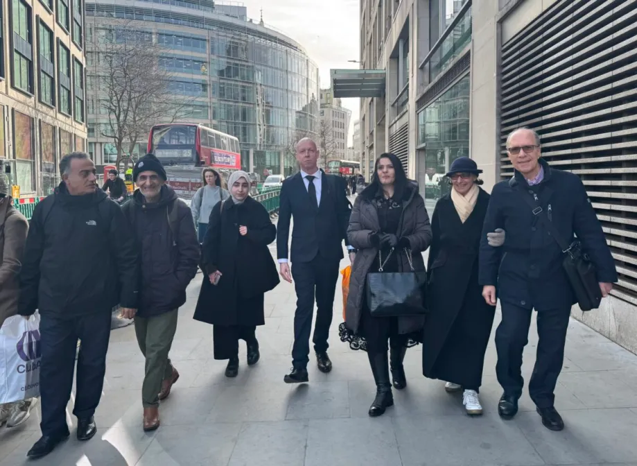 Os cinco jornalistas requerentes contra a BBC com seus advogados a caminho do tribunal.