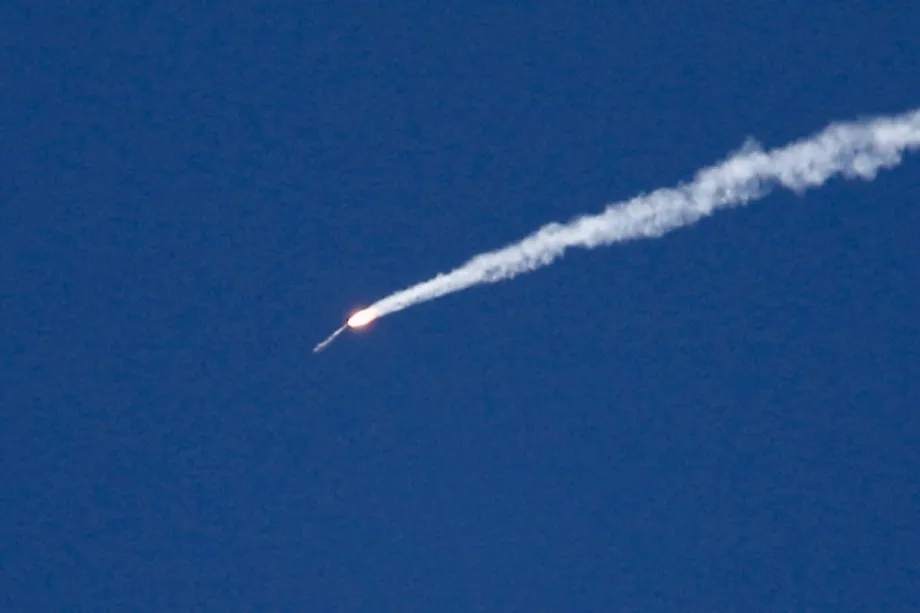 Rastros de fumaça são vistos no céu sobre Jerusalém, após o lançamento de mísseis do Irã, seguindo o anúncio das Forças Armadas Iranianas de uma nova onda de ataques com mísseis e drones contra Israel e interesses dos EUA na região, em 1º de março de 2026. [Gazi Samad - Agência Anadolu]