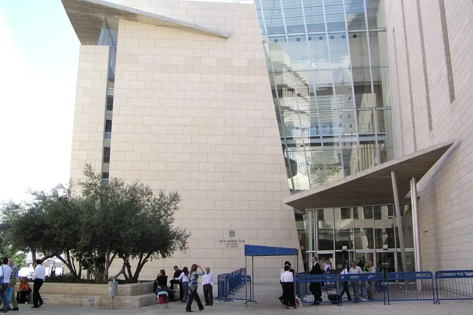 O Tribunal de Haifa, Israel [Wikipedia]