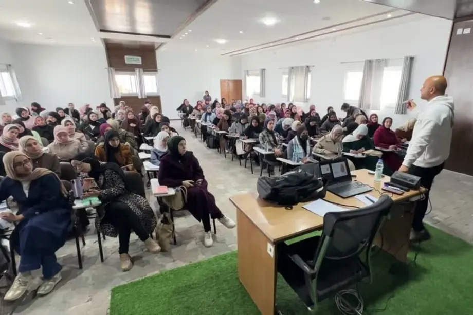 Centenas de estudantes universitários na área de Al-Mawasi, em Khan Younis, começaram a frequentar aulas presenciais pela primeira vez desde o início do conflito, na Cidade de Gaza, Palestina, em 31 de março de 2026. [Captura de tela/Agência Anadolu]