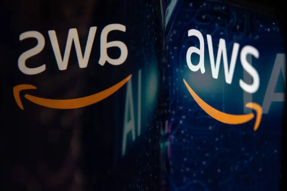 Nesta foto ilustrativa, o logotipo da Amazon Web Services (AWS) é exibido na tela de um computador em Ancara, Turquia, em 21 de abril de 2023. A divisão de computação em nuvem da Amazon, Amazon Web Services (AWS), entra na corrida da inteligência artificial com a Bedrock. [Ömer Taha Çetin - Agência Anadolu]