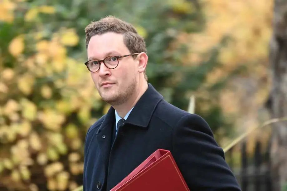 O Secretário-Chefe do Tesouro, Darren Jones, deixa o número 10 de Downing Street após participar da reunião semanal do Gabinete em Londres, Reino Unido, em 3 de dezembro de 2024. [Raşid Necati Aslım – Agência Anadolu]