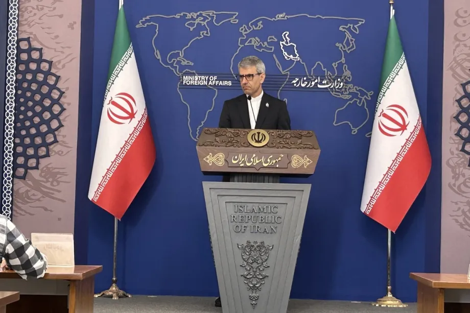 O porta-voz do Ministério das Relações Exteriores do Irã, Esmaeil Baqaei, realiza uma coletiva de imprensa no prédio do ministério em Teerã, Irã, em 18 de agosto de 2025. [Ahmet Dursun - Agência Anadolu]