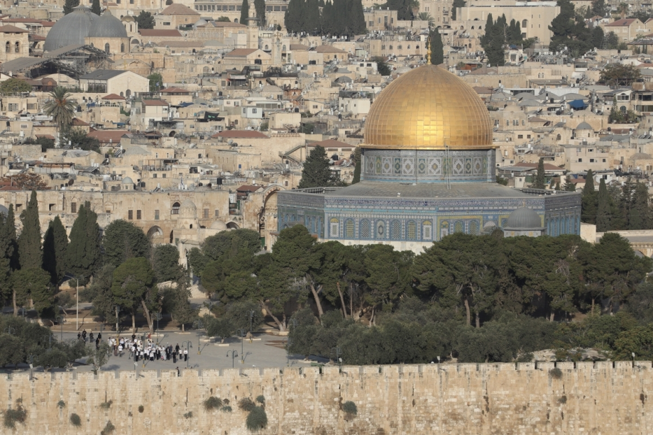 Colonizadores judeus fanáticos, sob a proteção da polícia israelense, invadem a Mesquita de Al-Aqsa durante o terceiro dia do feriado de Sucot em Jerusalém Oriental, em 9 de outubro de 2025. [Gazi Samad - Agência Anadolu]