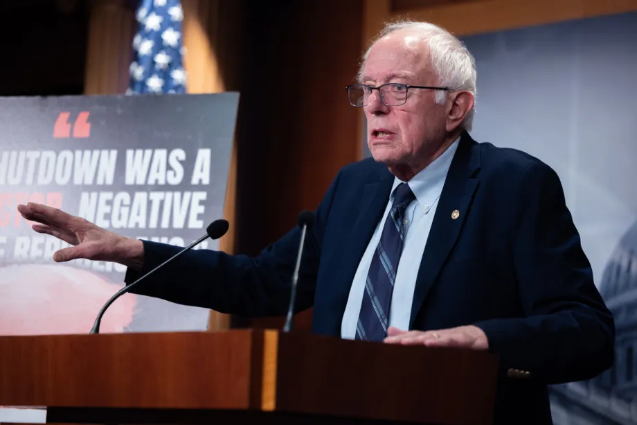 O senador Bernie Sanders (I-VT) discursa em Washington DC, Estados Unidos, em 5 de novembro de 2025. [Nathan Posner - Agência Anadolu]