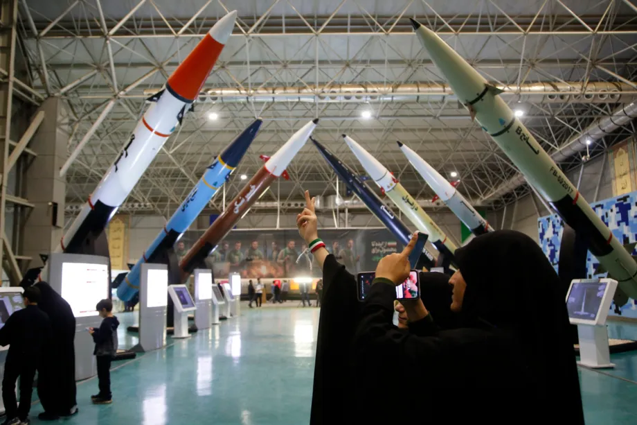 Uma vista da exposição onde o Irã exibe seus mísseis, foguetes lançadores de satélites e sistemas de defesa aérea, incluindo os mísseis e drones usados ​​no ataque israelense, no Centro Permanente de Exposições do Parque de Aviação e Espaço do Exército da Guarda Revolucionária, na capital Teerã, Irã, em 12 de novembro de 2025. [Fatemeh Bahrami – Agência Anadolu]