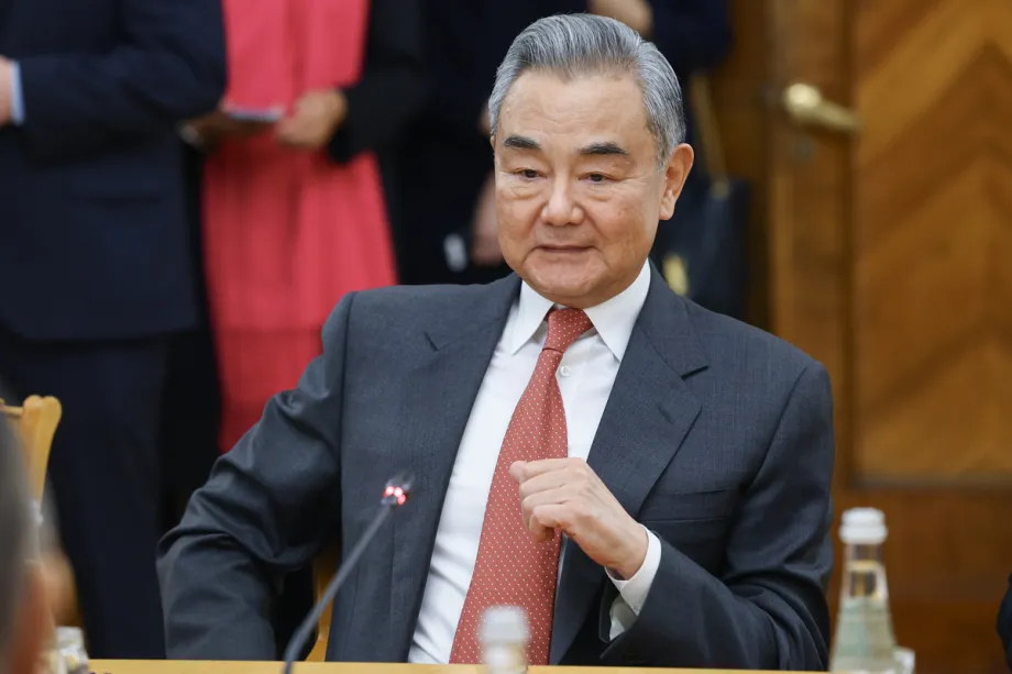Ministro das Relações Exteriores da China, Wang Yi, em Moscou, Rússia, em 2 de novembro de 2025. [Ministério das Relações Exteriores da Rússia - Agência Anadolu]
