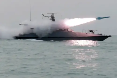 Militares iranianos participam de um exercício intitulado "Controle Inteligente do Estreito de Ormuz", lançado pelas Forças Navais da Guarda Revolucionária Islâmica, que está sendo realizado no Golfo Pérsico e no Estreito de Ormuz em 16 de fevereiro de 2026. [Guarda Revolucionária Islâmica - Agência Anadolu]