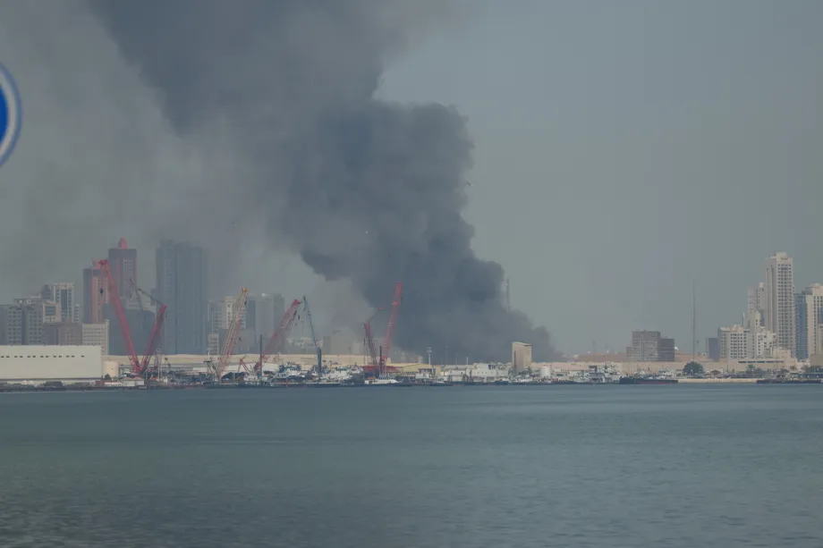 Fumaça sobe após o Irã realizar um ataque com mísseis contra o quartel-general da 5ª Frota da Marinha dos EUA em Manama, em retaliação aos ataques EUA-Israel, no Bahrein, em 28 de fevereiro de 2026. [Stringer – Agência Anadolu]