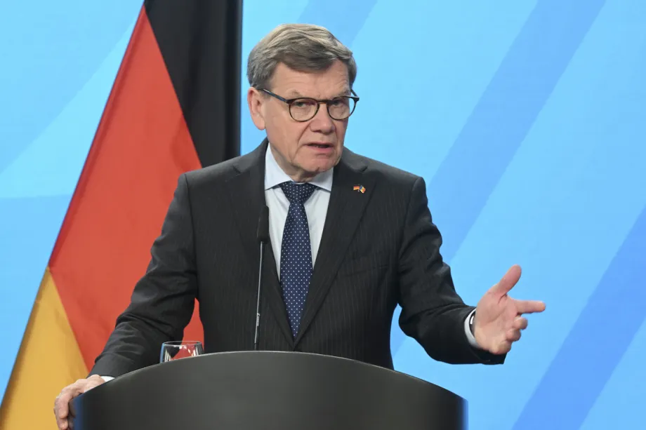 O Ministro das Relações Exteriores da Alemanha, Johann Wadephul, discursa em Berlim, Alemanha, em 5 de março de 2026. [Halil Sağırkaya – Agência Anadolu]