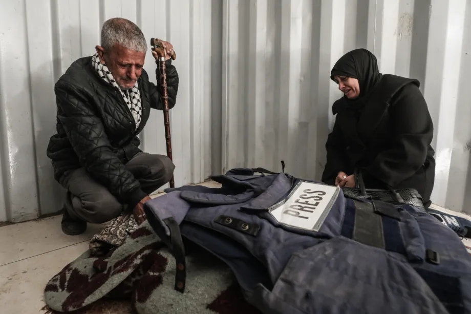 Parentes do jornalista palestino Amal Muhammad Shamali, que perdeu a vida após o ataque israelense a tendas improvisadas no campo de refugiados de Nuseirat, lamentam no necrotério do Hospital al-Awda após o corpo ser levado para os preparativos do funeral na Cidade de Gaza, Gaza, em 9 de março de 2026. [Moiz Salhi - Agência Anadolu]